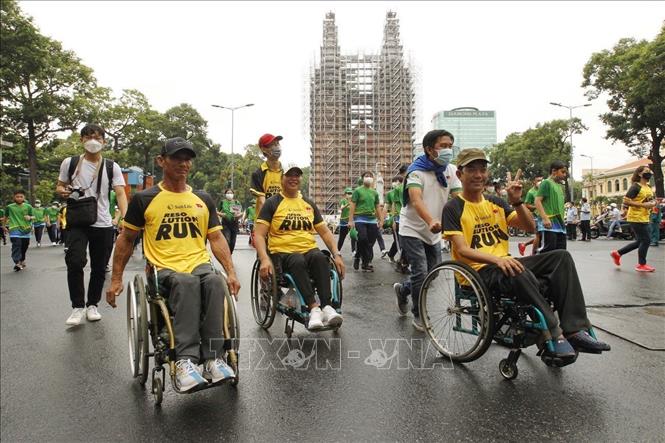 Các vận động viên khuyết tật thành phố Hồ Chí Minh tham gia Ngày chạy Olympic vì sức khỏe toàn dân năm 2022. Ảnh: Thanh Vũ - TTXVN
