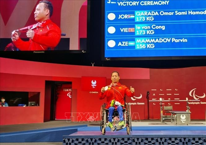 Đô cử Lê Văn Công đã thi đấu xuất sắc và mang về chiếc huy chương bạc quý giá cho đoàn thể thao Việt Nam tại Paralympic Tokyo 2020. Ảnh: TTXVN phát