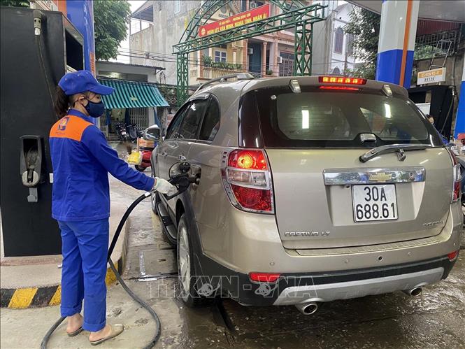 Người dân mua xăng tại điểm bán lẻ thuộc Thành phố Thanh Hóa. Ảnh: Nguyễn Nam-TTXVN