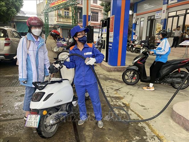 Người dân mua xăng tại điểm bán lẻ thuộc Thành phố Thanh Hóa. Ảnh: Nguyễn Nam-TTXVN