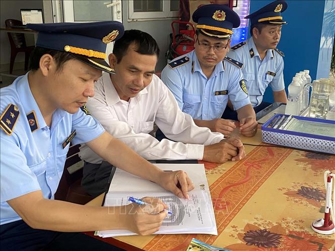 Đại diện Cục quản lý thị trường Thanh Hóa hướng dẫn chủ cửa hàng xăng dầu Nam Quảng Thắng, thành phố Thanh Hóa cam kết không để gián đoạn nguồn cung; mở cửa bán hàng theo đúng thời gian đăng ký và chấp hành đầy đủ các điều kiện trong kinh doanh xăng dầu. Ảnh: Nguyễn Nam-TTXVN