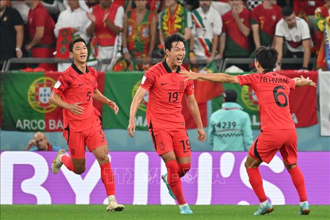 Hậu vệ Kim Young-Kwon (giữa) ăn mừng cùng đồng đội sau khi ghi bàn thắng cân bằng tỉ số 1-1 cho Hàn Quốc. Ảnh: AFP/ TTXVN