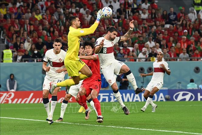 Son Heung-Min dứt điểm từ ngoài vòng cấm địa, nhưng bóng đi trúng vào vị trí mà thủ môn Diogo Costa (số 22) đã chọn. Ảnh: AFP/ TTXVN