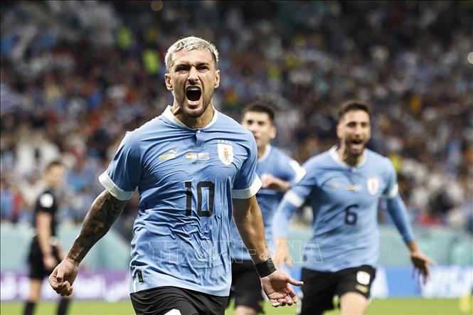 Niềm vui của tiền vệ Uruguay Giorgian de Arrascaeta (số 10) sau khi ghi bàn thắng vào lưới Ghana. Ảnh: AFP/TTXVN