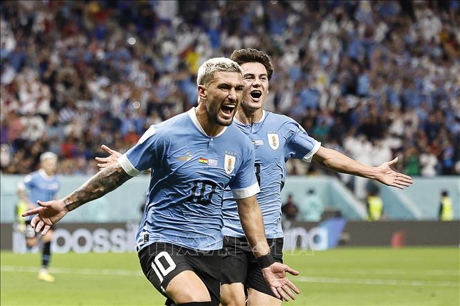 Niềm vui của tiền vệ Uruguay Giorgian de Arrascaeta (số 10) sau khi ghi bàn thắng vào lưới Ghana. Ảnh: AFP/TTXVN