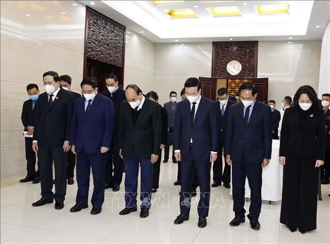 The Vietnamese delegation pays tribute to the late leader Jiang Zemin at the Chinese Embassy in Vietnam. VNA Photo: Thống Nhất