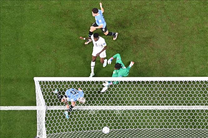 Bóng bay vào lưới Ghana sau pha dứt điểm gọn gàng của tiền vệ Uruguay Giorgian de Arrascaeta. Ảnh: AFP/TTXVN