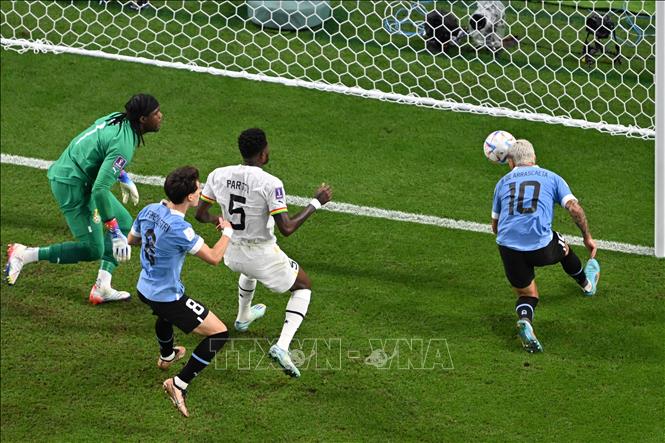 Tiền vệ Uruguay Giorgian de Arrascaeta (phải) đánh đầu cận thành vào lưới Ghana. Ảnh: AFP/TTXVN