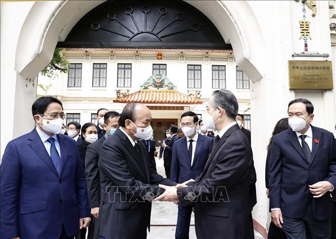 The Vietnamese delegation pays tribute to the late leader Jiang Zemin at the Chinese Embassy in Vietnam. VNA Photo: Thống Nhất