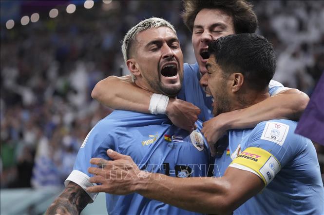 Tiền vệ Giorgian de Arrascaeta (trái) của Uruguay chia vui cùng đồng đội sau khi ghi bàn thắng vào lưới Ghana. Ảnh: THX/TTXVN