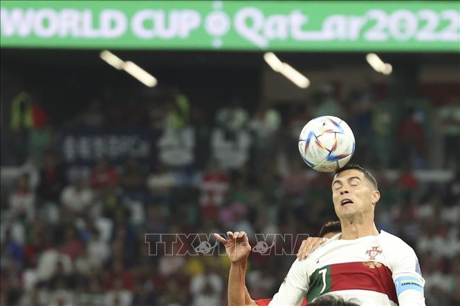 Pha đánh đầu của cầu thủ Bồ Đào Nha Cristiano Ronaldo. Ảnh: THX/ TTXVN