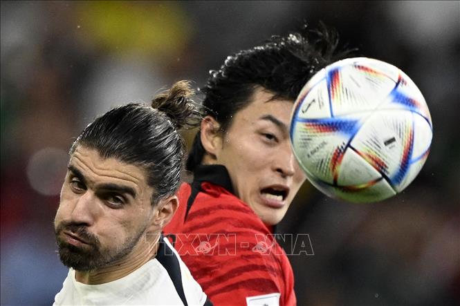 Pha tranh bóng bổng giữa tiền vệ Bồ Đào Nha Ruben Neves (trái) và cầu thủ Hàn Quốc. Ảnh: AFP/ TTXVN
