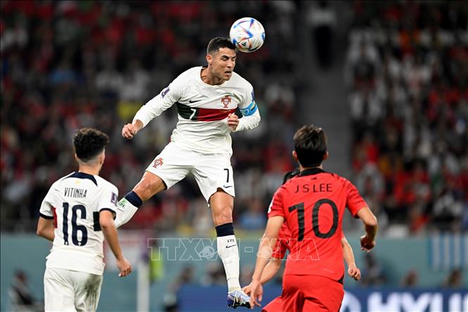 Bồ Đào Nha liên tục nhồi bóng bổng vào vòng cấm địa cho Ronaldo đánh đầu, nhưng hàng thủ của Hàn Quốc đã chơi tập trung và hóa giải thành công. Trong ảnh: Pha bật cao đánh đầu của tiền đạo Bồ Đào Nha Cristiano Ronaldo. Ảnh: AFP/ TTXVN