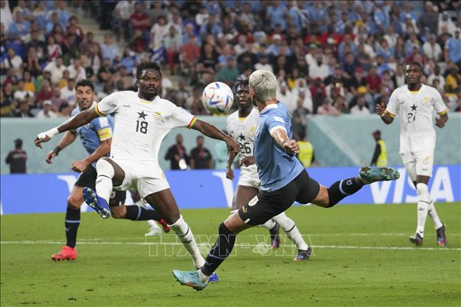 Giorgian de Arrascaeta (thứ 2, phải) của Uruguay dứt điểm thành bàn vào lưới Ghana. Ảnh: THX/TTXVN