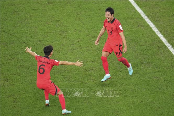 Cầu thủ Kim Young-Kwon (phải) ăn mừng cùng đồng đội sau khi ghi bàn thắng cân bằng tỉ số 1-1 cho Hàn Quốc. Ảnh: THX/ TTXVN