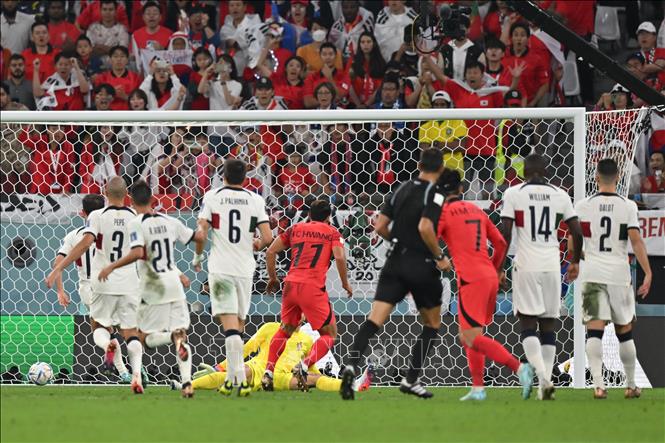 Tiền vệ Hwang Hee-chan (số 11) ghi bàn thắng ấn định tỉ số 2-1 cho Hàn Quốc. Ảnh: AFP/ TTXVN