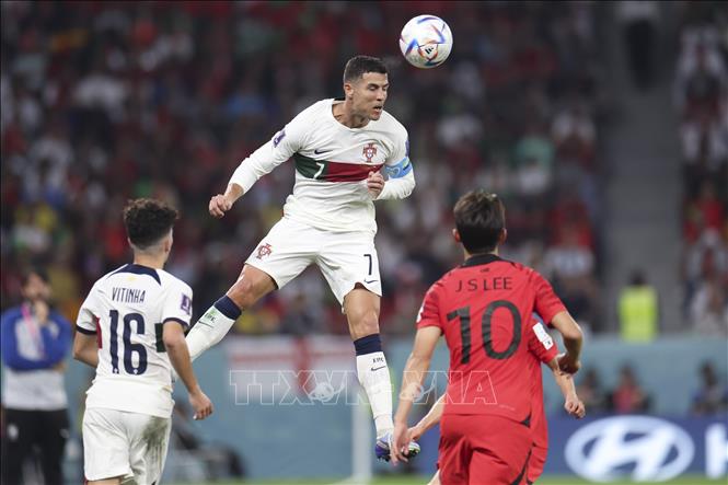 Pha bật cao đánh đầu của tuyển thủ Bồ Đào Nha Cristiano Ronaldo. Ảnh: THX/ TTXVN
