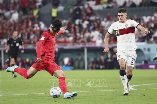 Son Heung-Min (trái) đệm bóng từ đường chuyền của đồng đội, nhưng Cancelo đã kịp lao ra cản phá. Ảnh: THX/ TTXVN