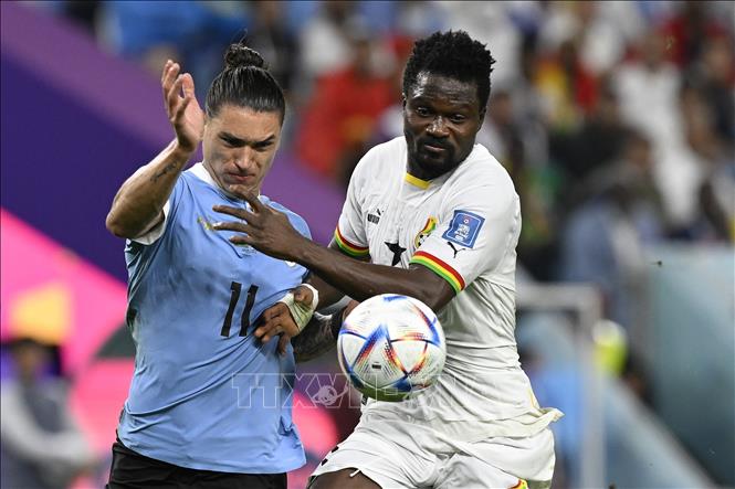 Pha tranh bóng quyết liệt giữa Darwin Nunez (trái) của Uruguay và Daniel Amartey của Ghana. Ảnh: AFP/TTXVN