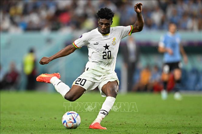 Pha sút bóng của tiền vệ Ghana Mohammed Kudus. Ảnh: AFP/TTXVN