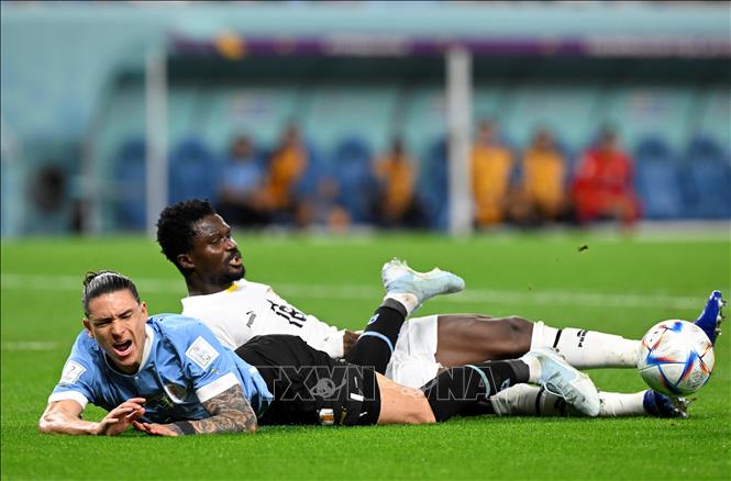 Hậu vệ Daniel Amartey của Ghana phạm lỗi với tiền đạo Darwin Nunez (trái) của Uruguay. Ảnh: AFP/TTXVN
