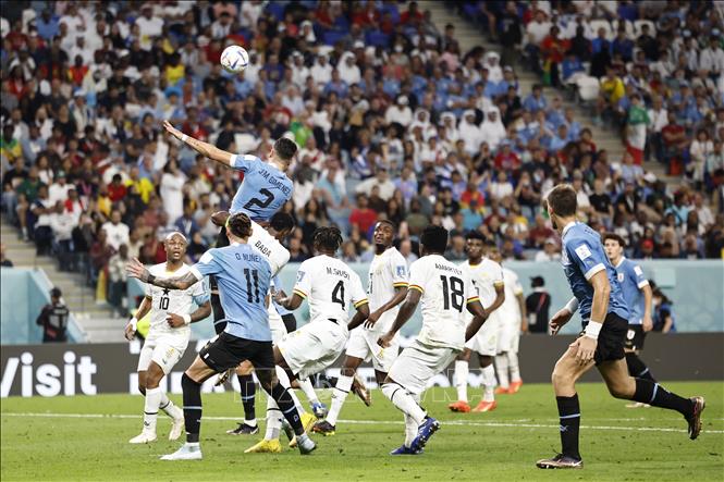 Pha bật cao đánh đầu của hậu vệ Uruguay Jose Maria Gimenez (số 2). Ảnh: AFP/TTXVN