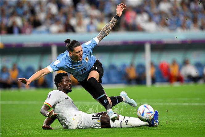 Pha va chạm giữa hậu vệ Daniel Amartey (dưới) của Ghana và tiền đạo Darwin Nunez của Uruguay. Ảnh: AFP/TTXVN