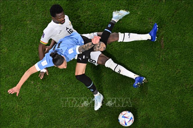 Pha va chạm giữa hậu vệ Daniel Amartey của Ghana và tiền đạo Darwin Nunez của Uruguay. Ảnh: AFP/TTXVN