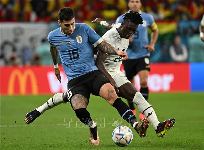 Mathias Olivera (số 16) của Uruguay kiểm soát bóng trước Alidu Seidu của Ghana. Ảnh: AFP/TTXVN
