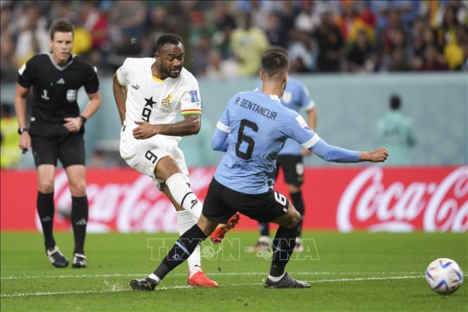 Jordan Ayew (thứ 2, trái) của Ghana sút bóng trước Rodrigo Bentancur của Uruguay. Ảnh: THX/TTXVN