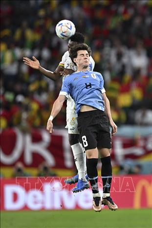 Pah không chiến quyết liệt giữa các cầu thủ Uruguay và Ghana. Ảnh: THX/TTXVN