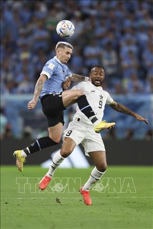 Pha không chiến giữa Guillermo Varela (trái) của Uruguay và Jordan Ayew của Ghana. Ảnh: THX/TTXVN