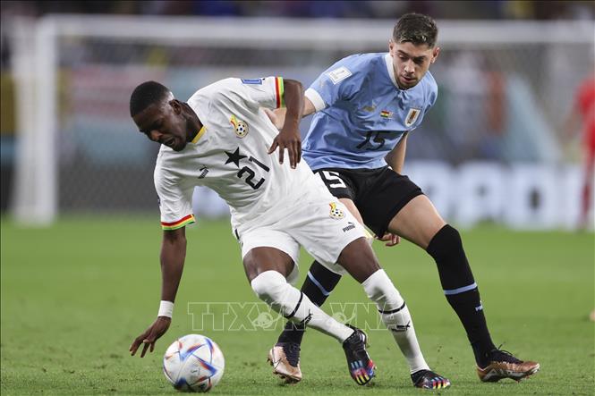 Federico Valverde (phải) của Uruguay tranh bóng với Salis Abdul Samed của Ghana. Ảnh: THX/TTXVN