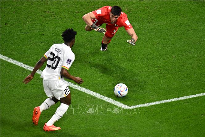 Thủ thành Uruguay Sergio Rochet đổ người cản phá cú dứt điểm của tiền vệ Ghana Mohammed Kudus. Ảnh: AFP/TTXVN