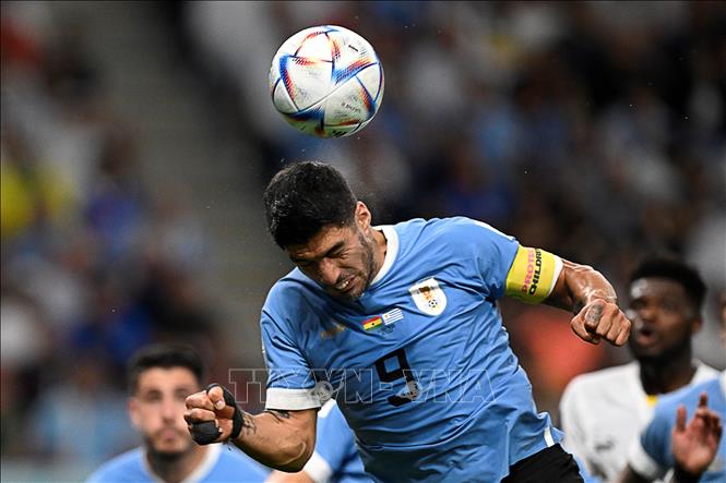 Pha đánh đầu của tiền đạo Uruguay Luis Suarez. Ảnh: AFP/TTXVN