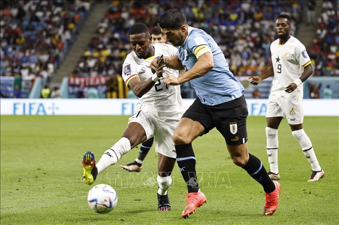 Pha tranh bóng giữa Salis Abdul Samed (trái) của Ghana và Luis Suarez của Uruguay. Ảnh: AFP/TTXVN