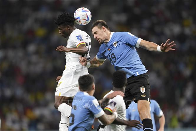 Pha tranh bóng bổng quyết liệt giữa Sebastian Coates (phải) của Uruguay và Mohammed Kudus của Ghana. Ảnh: THX/TTXVN