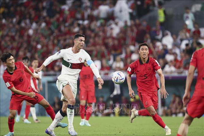 Pha bóng của cầu thủ Bồ Đào Nha Cristiano Ronaldo (thứ 2, trái) trong trận đấu. Ảnh: THX/ TTXVN