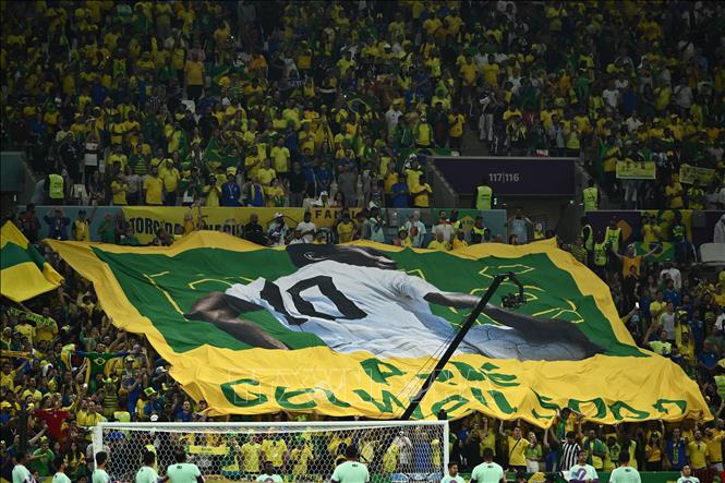 Cổ động viên đội Brazil trước trận đấu với tuyển Cameroon. Ảnh: AFP/TTXVN