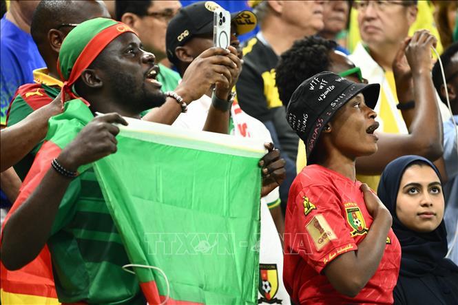Cổ động viên đội Cameroon trước trận đấu với tuyển Brazil. Ảnh: AFP/TTXVN