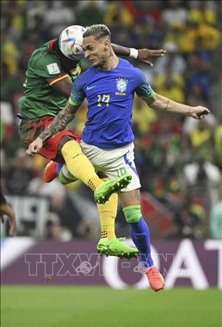 Cầu thủ Brazil Antony (phải) tranh bóng bổng với một cầu thủ Cameroon. Ảnh: THX/TTXVN
