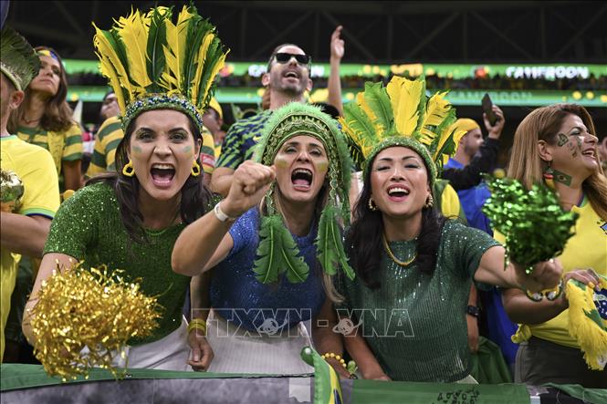Các cổ động viên đội tuyển Brazil trên khán đài SVĐ Lusail. Ảnh: THX/TTXVN