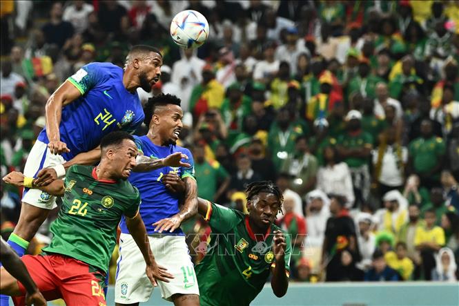 Hậu vệ Brazil Bremer (trái) nhẩy cao đánh đầu trong trận đấu. Ảnh: AFP/TTXVN
