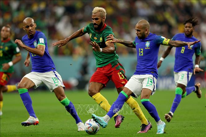 Tiền đạo Cameroon Eric Maxim Choupo-Moting (giữa) tranh bóng với các cầu thủ Brazil. Ảnh: AFP/TTXVN