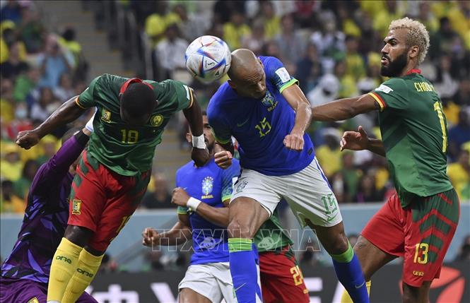 Cầu thủ Brazil Fabinho (giữa) tranh bóng bổng với cầu thủ Collins Fai (trái) của Cameroon. Ảnh: THX/TTXVN