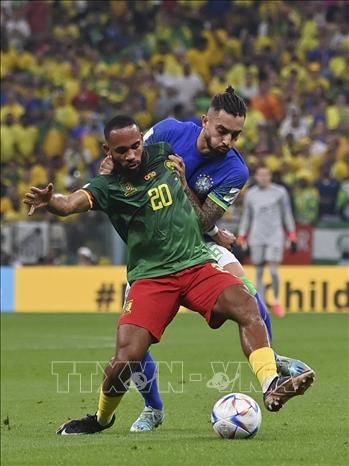 Cầu thủ Cameroon Bryan Mbeumo (trái) tranh bóng quyết liệt với cầu thủ Alex Telles của Brazil. Ảnh: THX/TTXVN