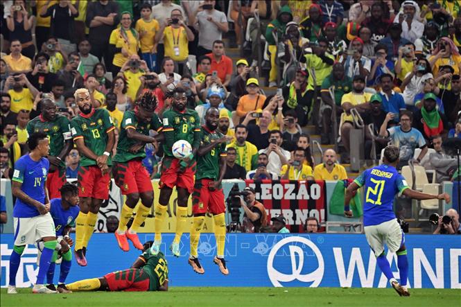 Tiền đạo Brazil Rodrygo (phải) thực hiện tình huống đá phạt hàng rào uy hiếp cầu môn của đội tuyển Cameroon. Ảnh: AFP/TTXVN