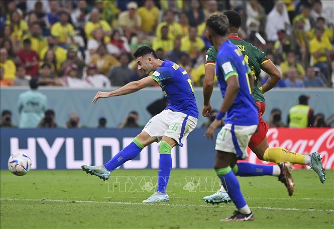 Cầu thủ Brazil Gabriel Martinelli sút bóng căng trong trận đấu với Cameroon. Ảnh: THX/TTXVN