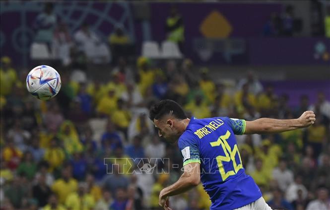 Cầu thủ Gabriel Martinelli của Brazil đánh đầu về phía khung thành của đội Cameroon. Ảnh: THX/TTXVN 