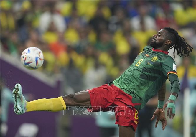 Cầu thủ Andre-Frank Zambo Anguissa của Cameroon khống chế bóng trong trận đấu với đội Brazil. Ảnh: THX/TTXVN